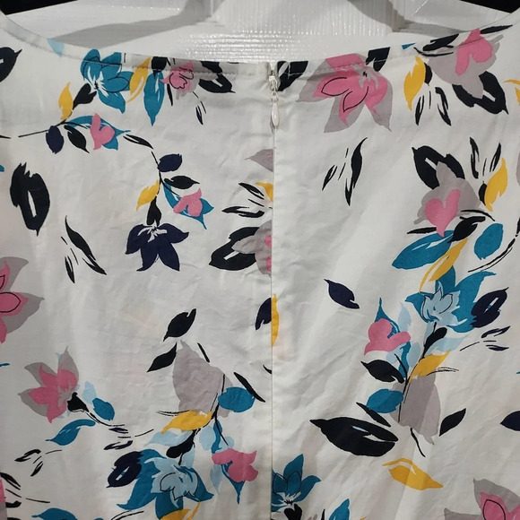 Lane Bryant White Floral Asymmetrical Short Flutter Sleeve Blouse in Size 26 - Picture 11 of 13